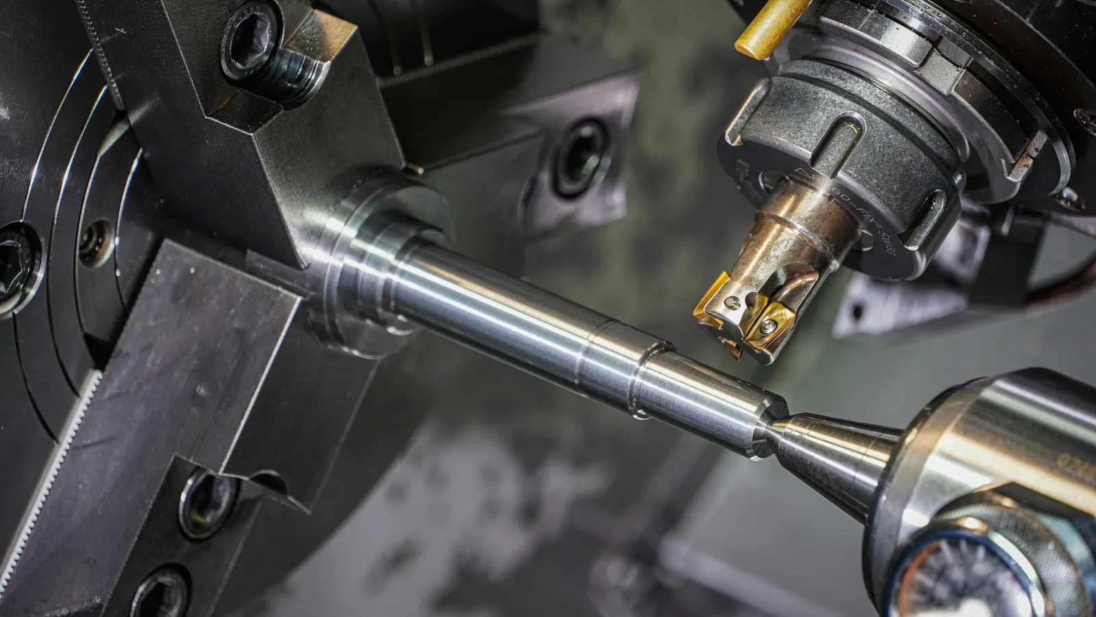 Eine Welle in einer CNC-Drehmaschine, eingespannt zwischen Futter und Reitstockspitze.